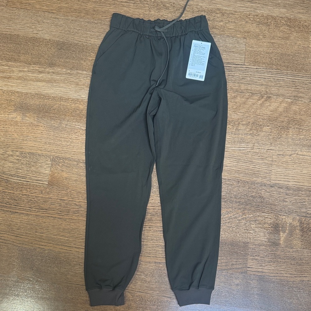 LULU - NWT - Women's GREEN Jogger Pants Size 6